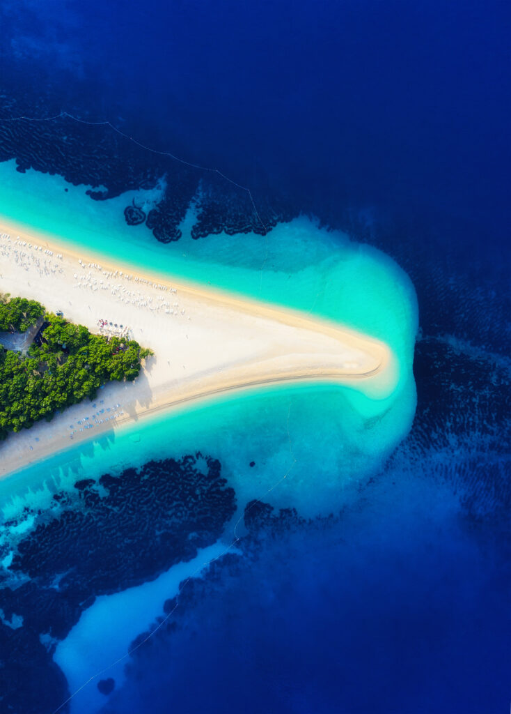 La icónica playa de Zlatni Rat en la isla de Brac, Croacia